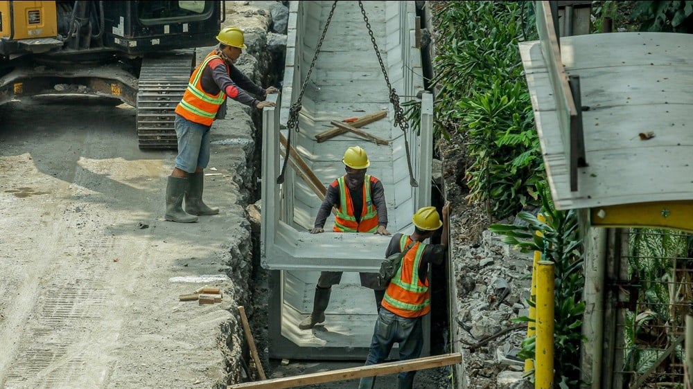Mengintip progres  penataan trotoar dan saluran air di Jalan DI Panjaitan, kawasan Simpang Cawang, Kecamatan Jatinegara, Jakarta Timur, Selasa (11/8/2026).