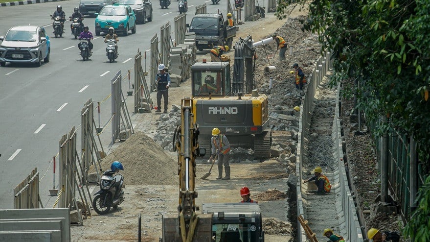 Mengintip progres  penataan trotoar dan saluran air di Jalan DI Panjaitan, kawasan Simpang Cawang, Kecamatan Jatinegara, Jakarta Timur, Selasa (11/8/2026).