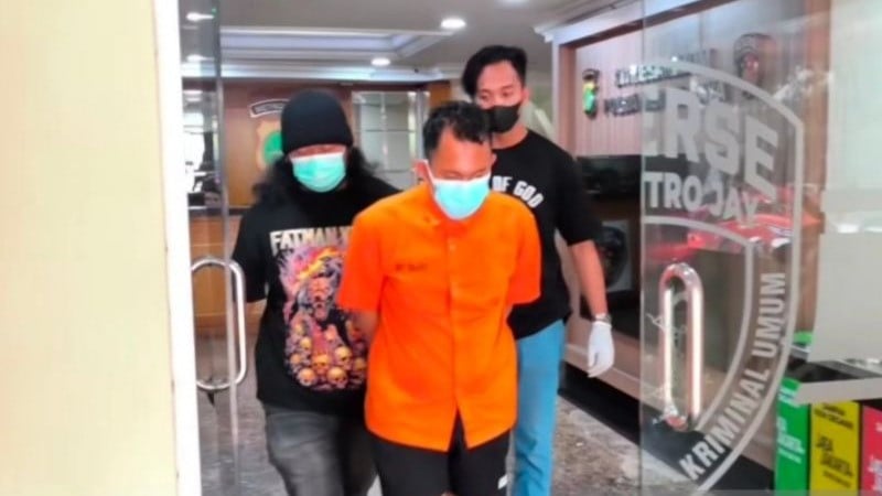 Tersangka SA alias Saepullah pelaku pembunuhan dan mutilasi terhadap korban berinisial K saat ditangkap pelaku oleh Ditreskrimum Polda Metro Jaya pada Rabu (5/8).