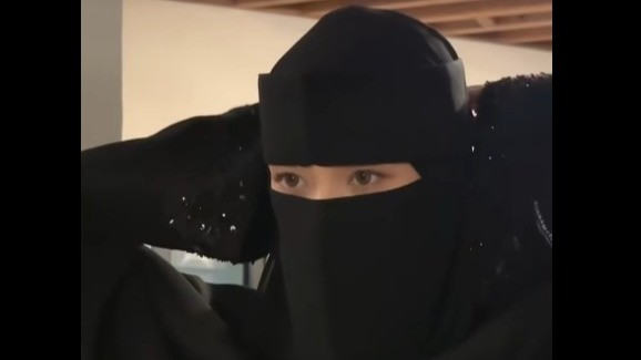 Inara Rusli kembali mengenakan cadar.