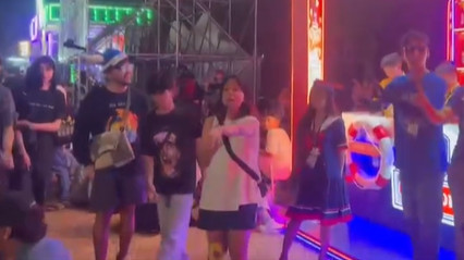 Tampang gadis baju putih di booth miras Newport