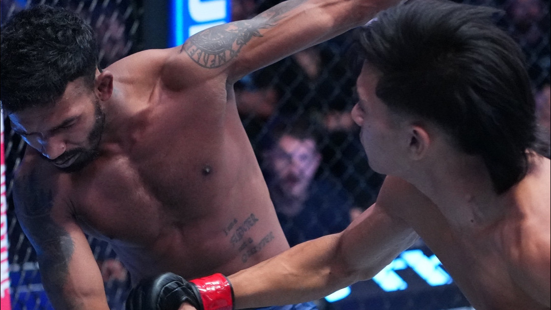 Dana White s Contender Series: Bilal Hasan (kanan) saat menghajar Mridul Saikia (kiri).
