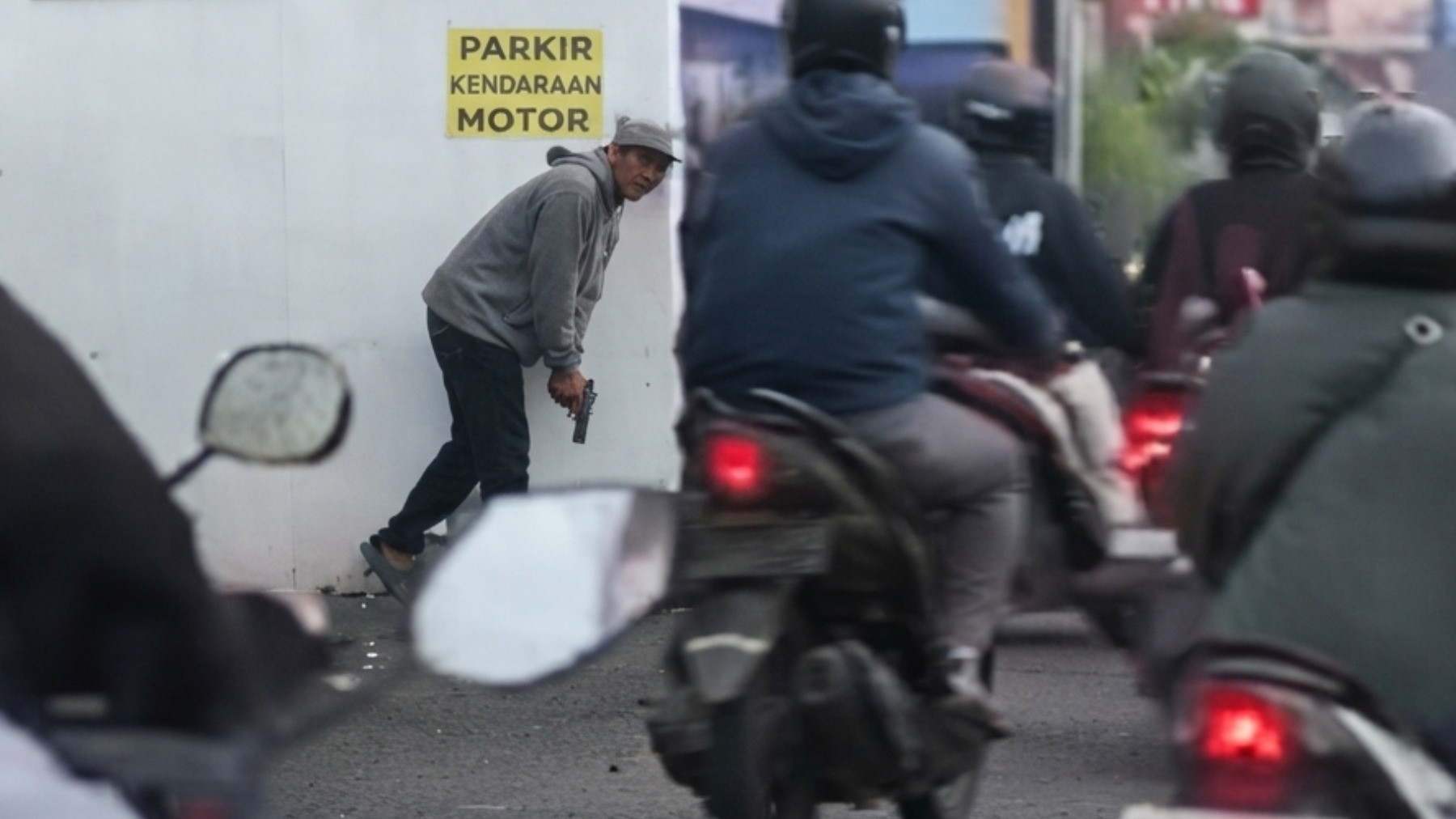 Viral! Pria Diduga Bawa Pistol Sambil Mengintai di Ciputat, CCTV Jadi Petunjuk Polisi