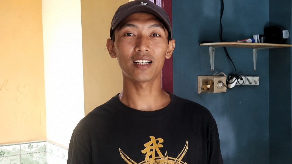 Nurhidayat, tukang cukur di wilayah Bantar Kambing, Kecamatan Rancabungur, Kabupaten Bogor, Jawa Barat viral di media sosial saat dimarahi akibat tolak pasang bendera Merah Putih