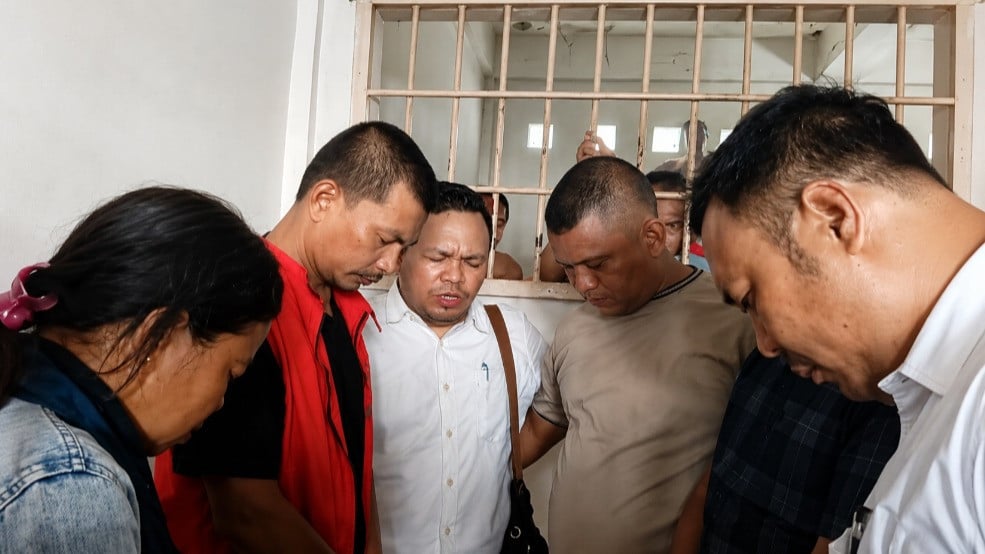 Lijan Sinaga, guru honorer di Labura, Sumut terancam hukuman 12 tahun penjara (pakai rompi oren)