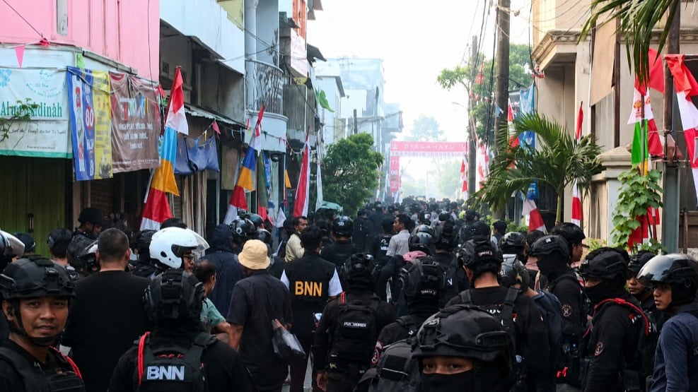Momen BNN dan polisi menggerebek dan menangkap MR alias Bos Gendut, gembong narkoba di Kampung Bahari, Jakarta Utara