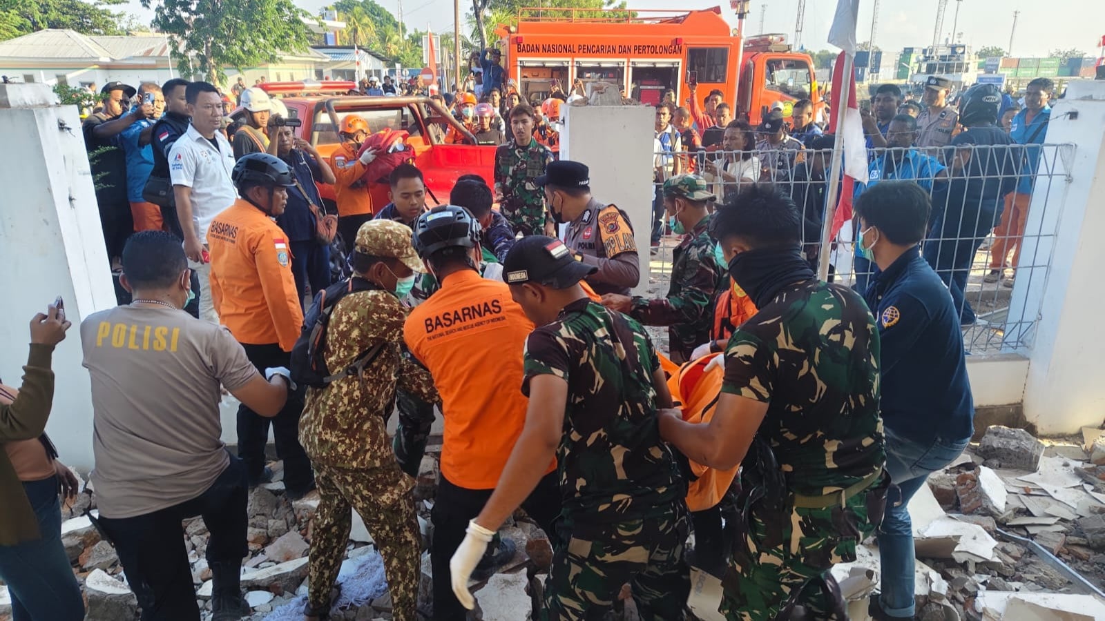 Tim SAR gabungan evakuasi korban meninggal ruang tunggu di Plebuhan Lorens Say Maumere, Kabupaten Sikka, NTT roboh akibat gempa Sabtu 15 Agustus 2026 pagi.