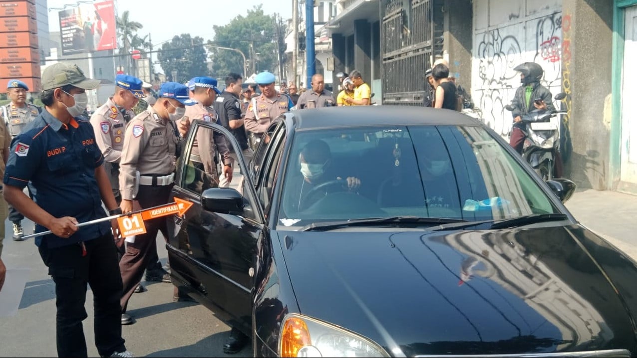 Polisi melakukan rekonstruksi kasus tabrak lari yang menewaskan anggota Sabhara Polrestabes Bandung, Aiptu Asep Suhara, Jumat (14/8/2026).