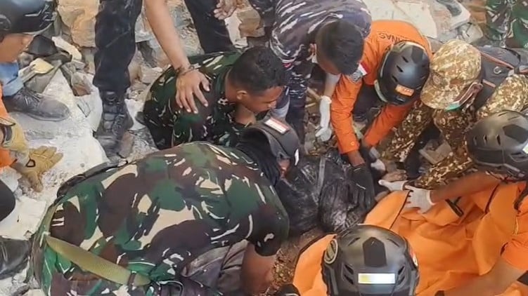 Tim SAR gabungan evakuasi korban meninggal ruang tunggu di Plebuhan Lorens Say Maumere, Kabupaten Sikka, NTT roboh akibat gempa Sabtu 15 Agustus 2026 pagi.