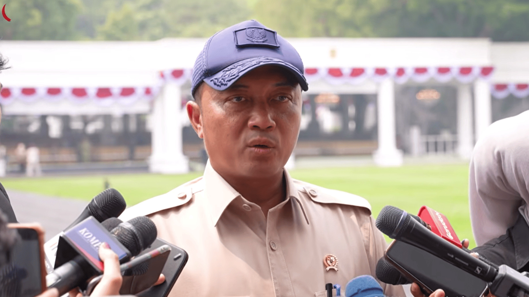 Menteri Sekretaris Negara (Mensesneg) Prasetyo Hadi memberikan keterangan kepada awak media di Kompleks Istana Kepresidenan Jakarta.
