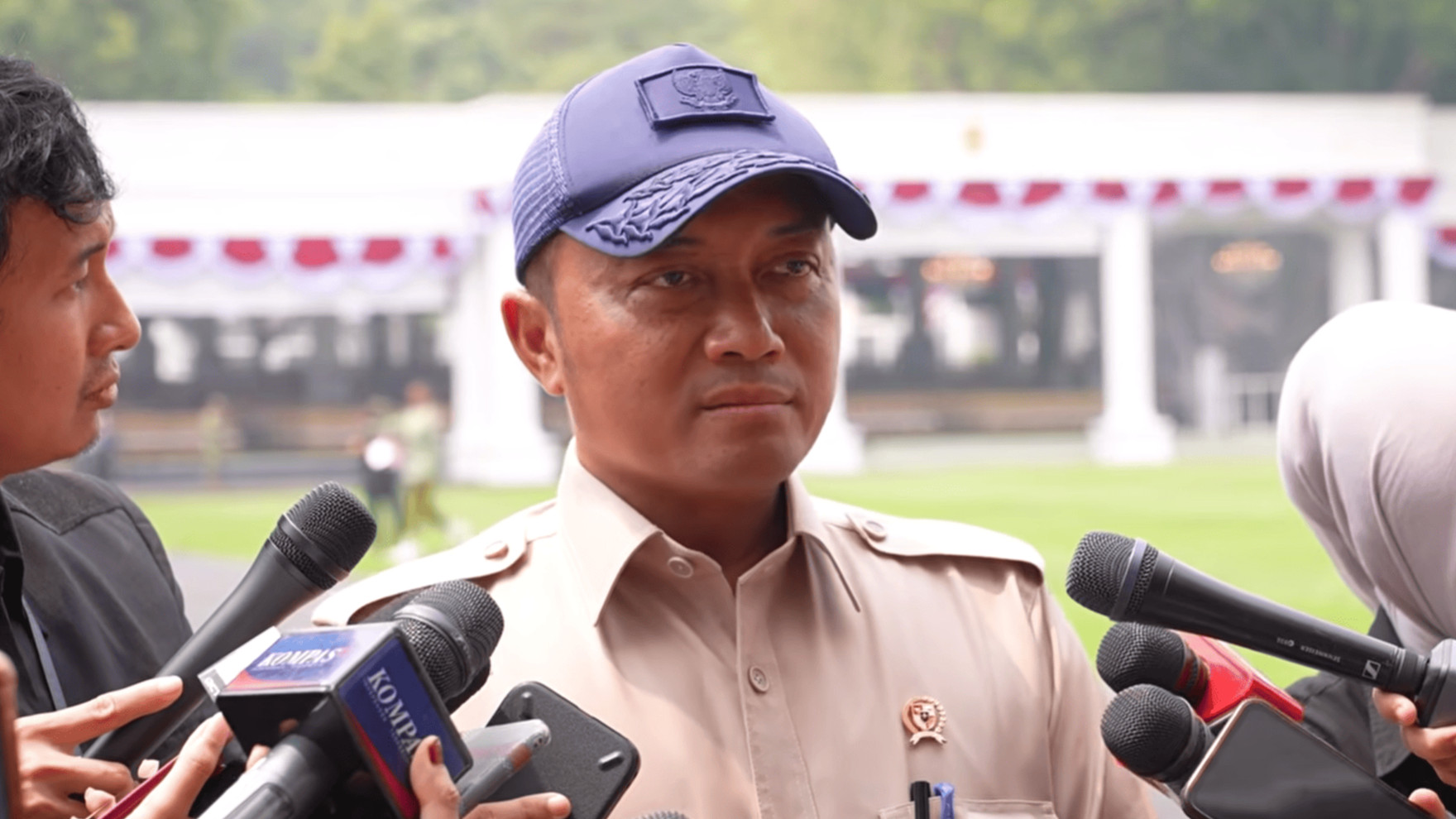 Mensesneg Prasetyo Hadi memberikan keterangan kepada awak media di Kompleks Istana Kepresidenan Jakarta.
