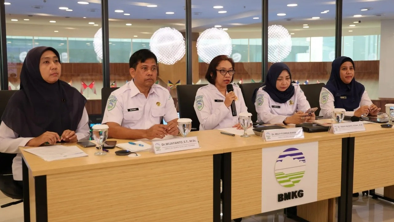 Deputi Bidang Geofisika BMKG, Nelly Florida Riama, saat menyampaikan berakhirnya peringatan dini tsunami akibat gempa di wilayah Flores, Nusa Tenggara Timur, Sabtu (15/8/2026).