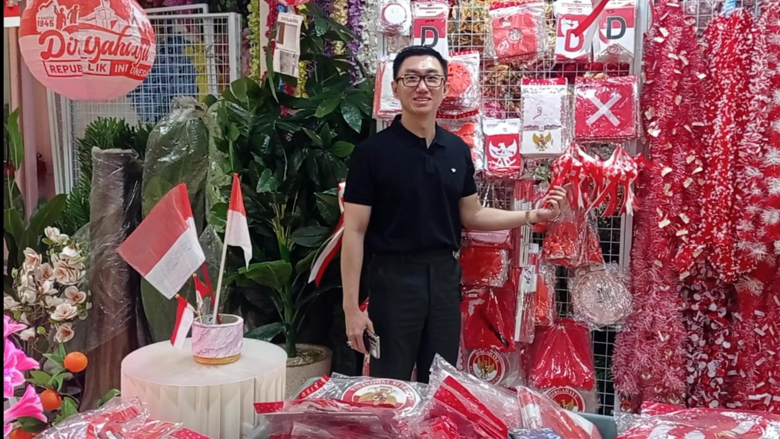 penjual aksesori bendera merah putih di Pasar Atum Surabaya
