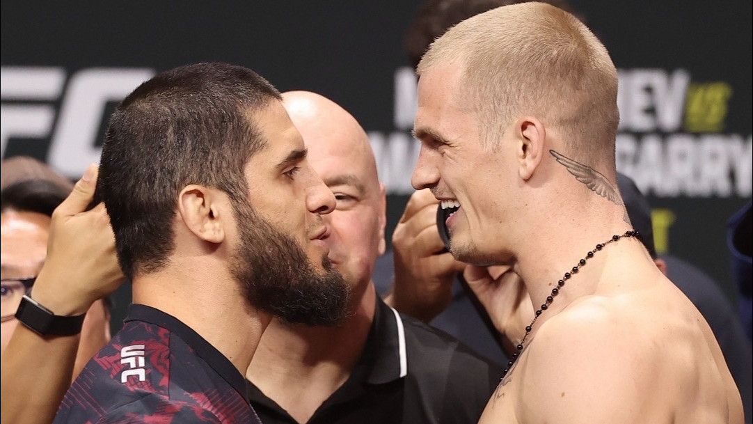 Islam Makhachev vs Ian Machado Garry saat sesi faceoff UFC 330.