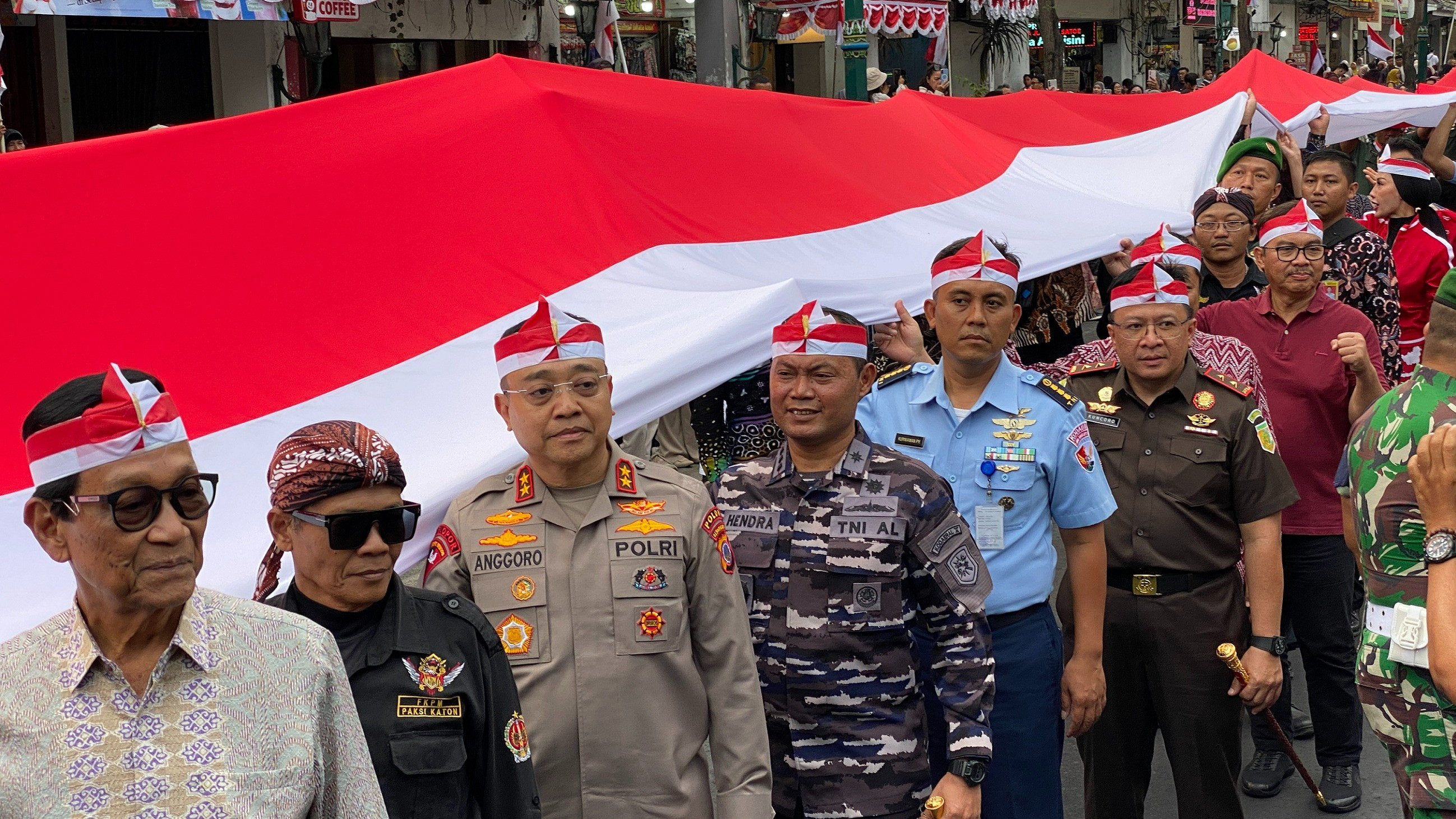 Bendera Merah Putih sepanjang 481 meter membentang di kawasan Malioboro