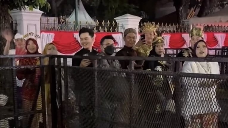 Antusiasme warga memeriahkan dan turut hadir di Istana dalam peringatan HUT RI tampak antre sejak pukul 03.00 pagi,
