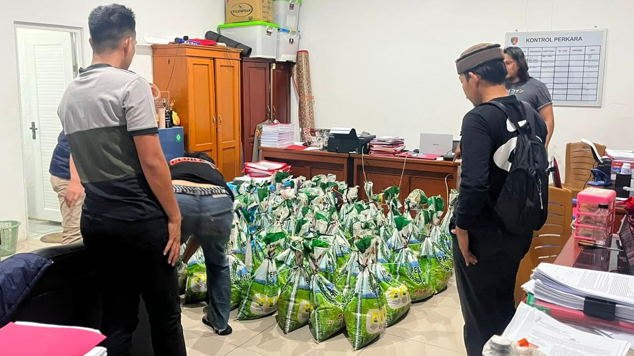Tim gabungan Kepolisian Daerah (Polda) Bangka Belitung bersama Satuan Pelaksana (Satlap) Tricakti berhasil menemukan puluhan karung berisi pasir timah tanpa dokumen sah.