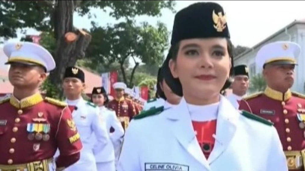 Pembawa baki bendera Merah Putih Celina Olivia Apriani Theo