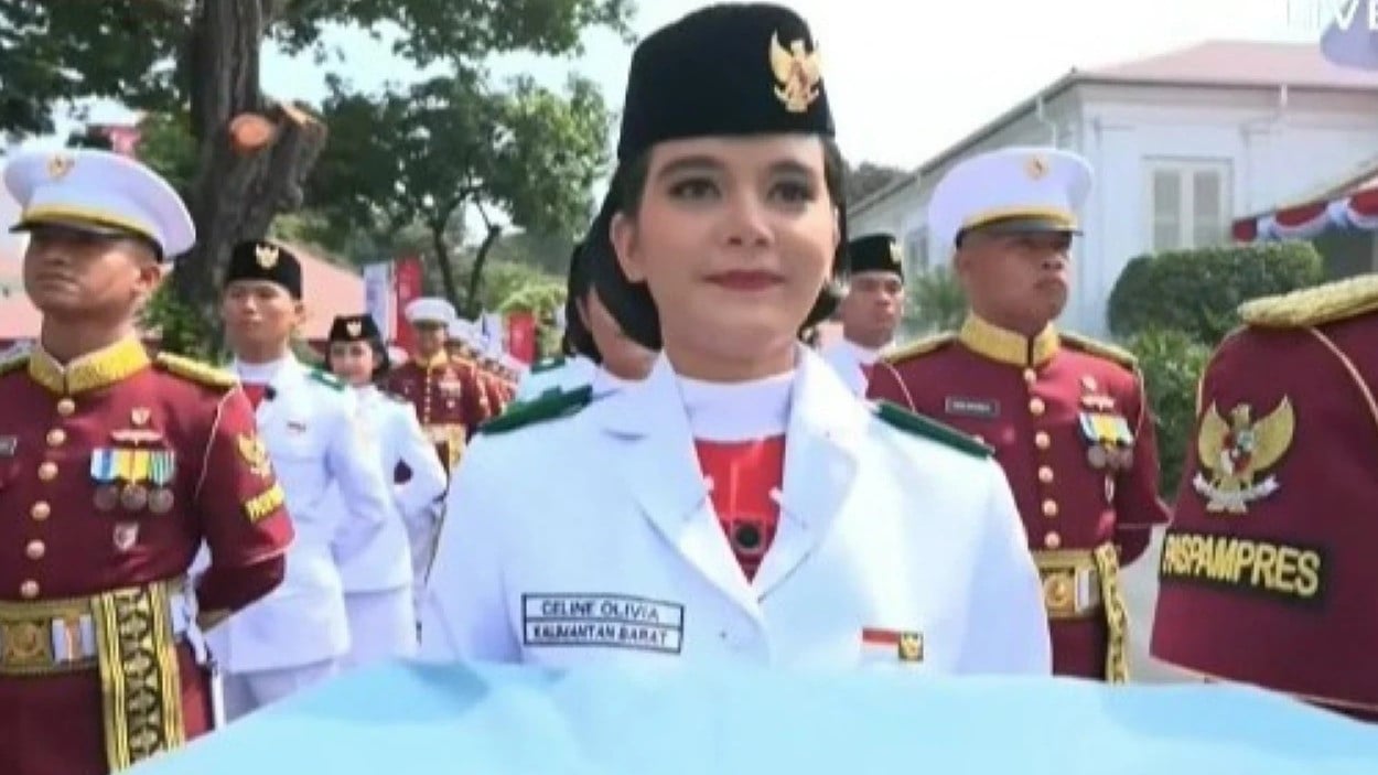 Pembawa baki bendera Merah Putih Celina Olivia Apriani Theo