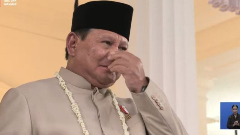 Presiden Prabowo Subianto tampak menahan haru saat mendengarkan lagu Bagimu Negeri di rangkaian Upacara Penurunan Bendera HUT Ke-81 Kemerdekaan RI di halaman Istana Merdeka, Minggu (17/8).