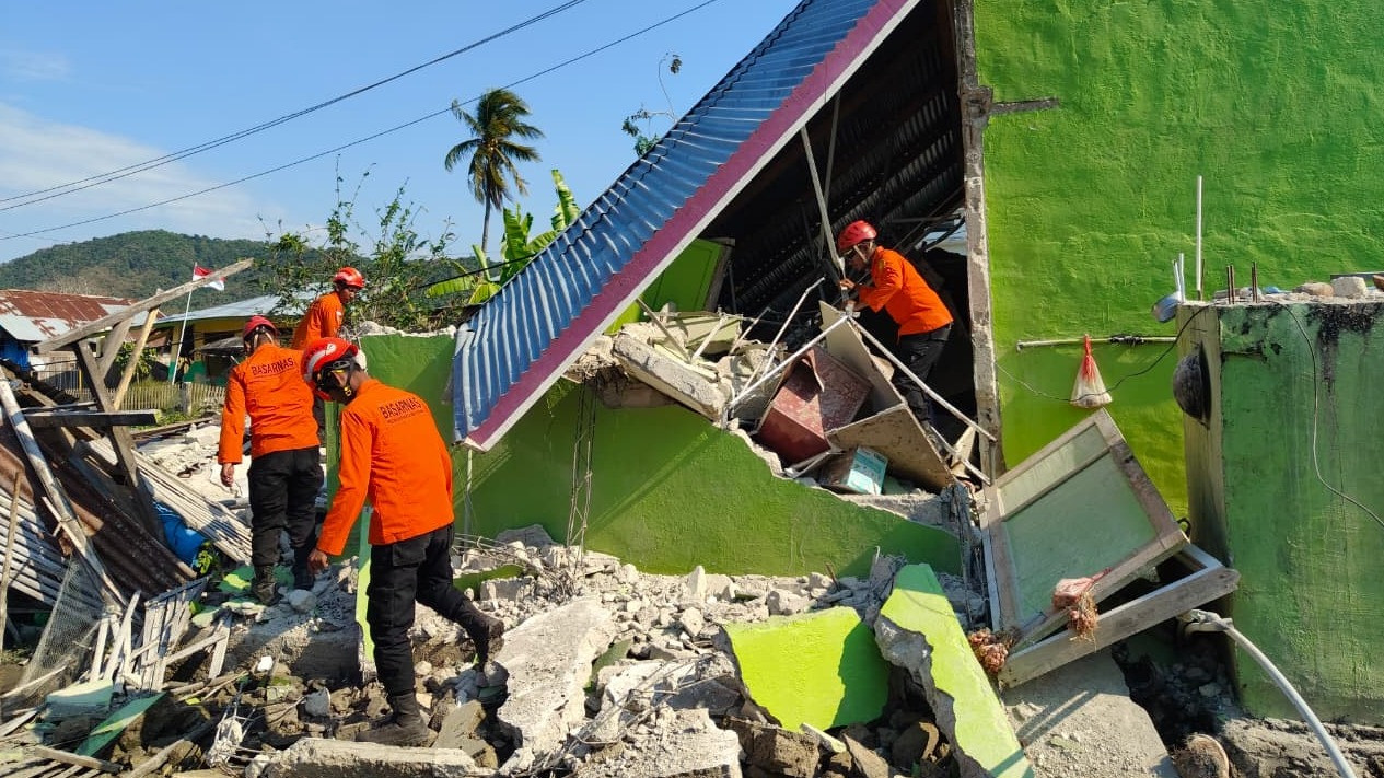 Basarnas melakukan upaya evakuasi di lokasi terdampak gempa NTT.