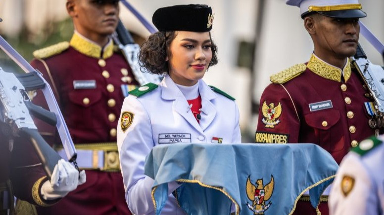 Neeltje Deliana Insjowi Werimon, anggota Paskibraka yang mewakili Provinsi Papua, membawa baki bendera Sang Merah Putih saat Upacara Penurunan Bendera di Istana Merdeka, Jakarta, Senin (17/8/2026).