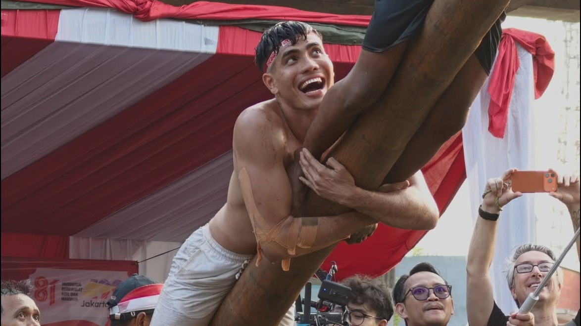 Influencer Malaysia Aisar Khaled ikut lomba panjat pinang di Kalimalang