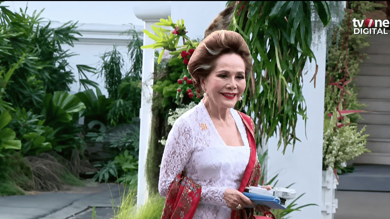 Curi Perhatian, Intip Potret Cantik Ratna Sari Dewi Istri Soekarno saat Hadiri Upacara HUT RI ke-81 di Istana
            - galeri foto