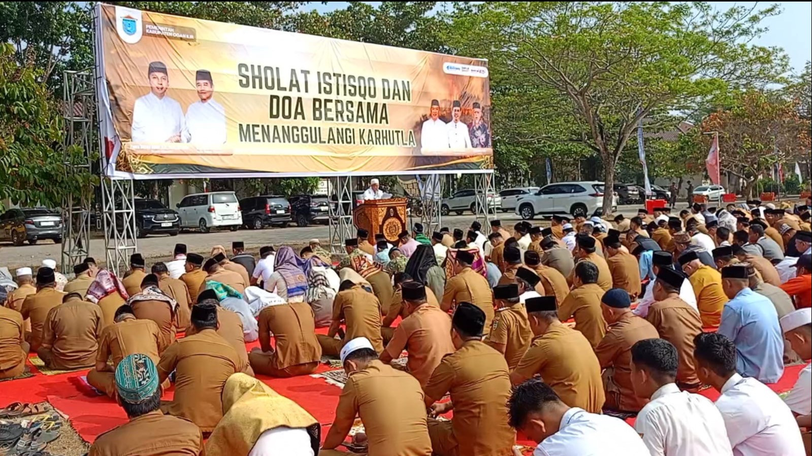 Shalat Istisqa dan doa bersama menanggulangi karhutla.