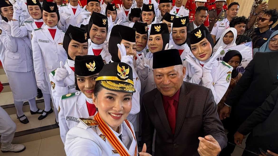 Gubernur Malut Sherly Tjoanda bersama petugas upacara