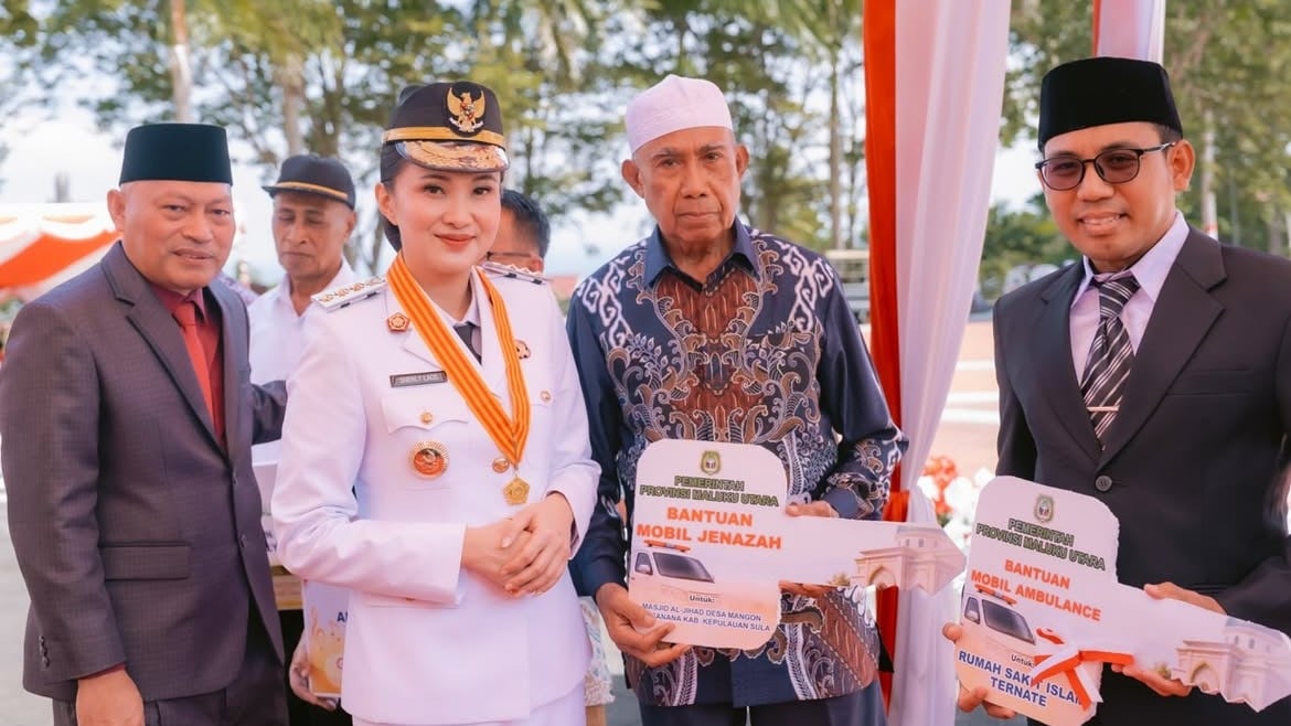 Gubernur Malut Sherly Tjoanda dan Wagub Serbin Sehe menyerahkan bantuan medis