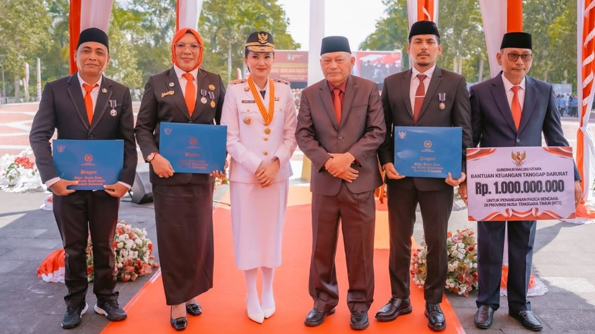 Gubernur Malut Sherly Tjoanda dan Wagub Serbin Sehe menyerahkan bantuan kepada korban gempa NTT