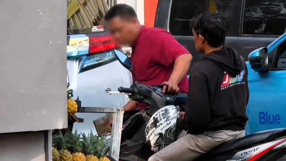 Sopir mobil Toyota Alphard merusak motor milik pengemudi ojol di Jaksel viral