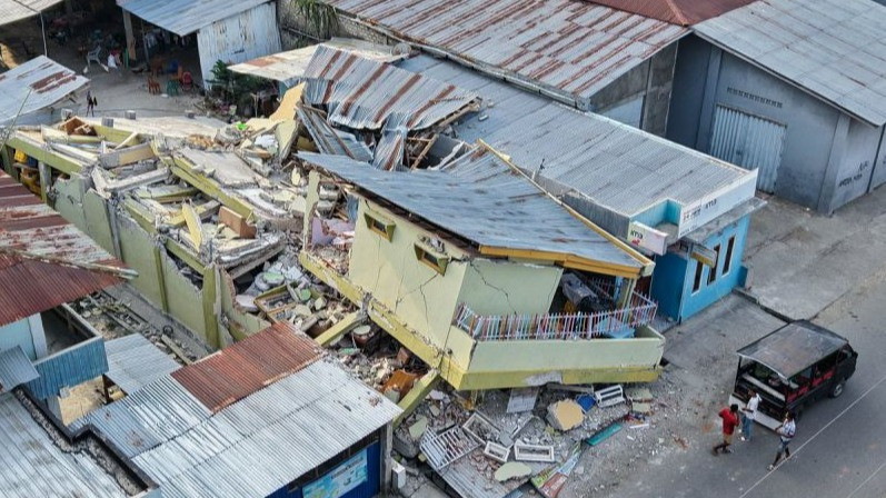 Foto udara menunjukkan bangunan yang rusak akibat gempa di NTT, Senin (17/8).