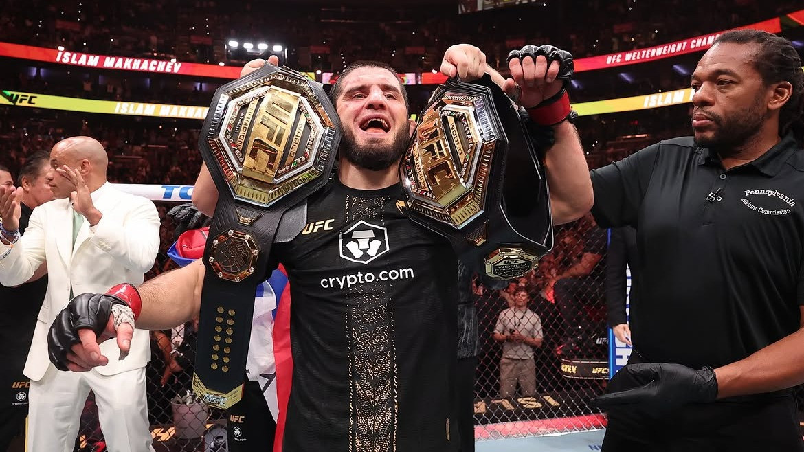 Islam Makhachev mempertahankan sabuk juara kelas Welter UFC.
