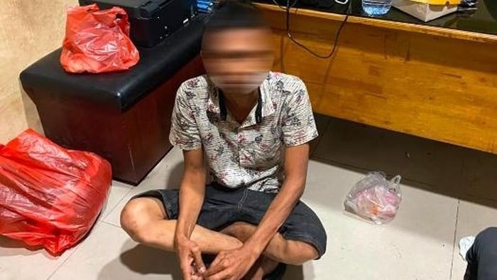 Sosok EFS (21), pria yang viral pukul hingga aniaya pacar di pinggir jalan raya di Belawan, Kota Medan saat diamankan pihak kepolisian