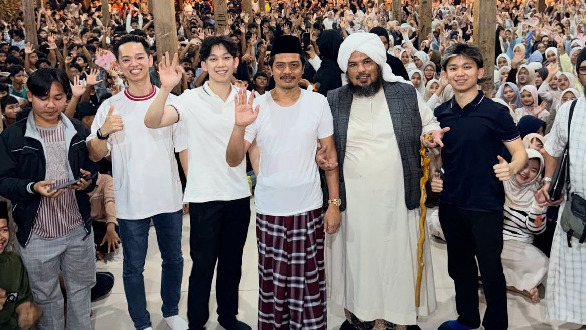 Willie Salim (tengah kiri), KH Imam Jazuli (tengah), dan Ustaz Derry Sulaiman (tengah kanan)