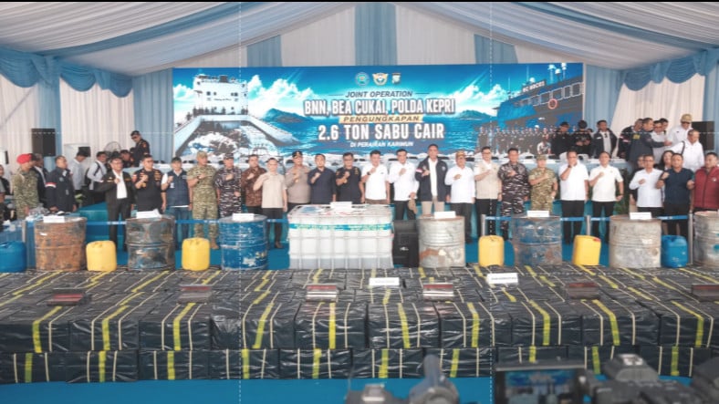 Bea Cukai Gagalkan 2,6 Ton Sabu Cair dan 1,5 Juta Batang Rokok Ilegal di Perairan Kepri