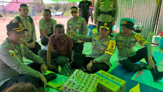 Tak Henti Kuatkan Korban Gempa, Kapolda NTT Terjun Langsung Beri Bantuan 150 Paket Sembako di Ngada