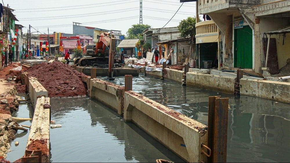 Melihat progres pembangunan tanggul kali Cakung Lama, di Kawasan Sukapura dan Kelapa Gading, Jakarta Utara, Sabtu (22/8/2026)