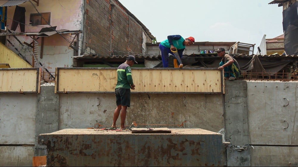 Melihat progres pembangunan tanggul kali Cakung Lama, di Kawasan Sukapura dan Kelapa Gading, Jakarta Utara, Sabtu (22/8/2026)