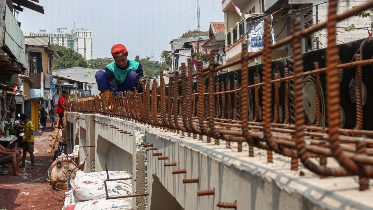 Melihat progres pembangunan tanggul kali Cakung Lama, di Kawasan Sukapura dan Kelapa Gading, Jakarta Utara, Sabtu (22/8/2026)