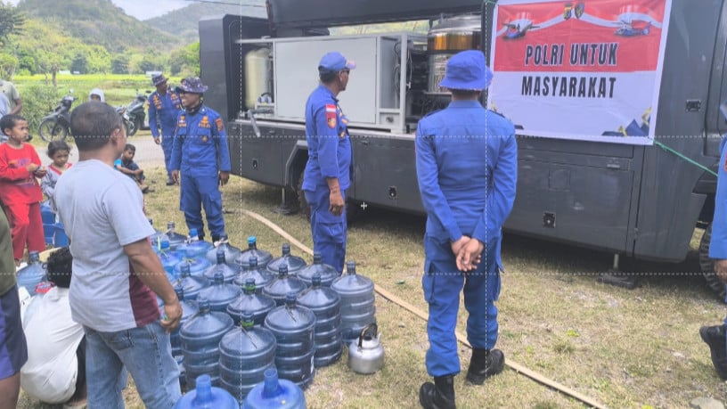 Polairud Polda NTT Salurkan 7 Ton Air Bersih ke Warga Terdampak Gempa di Reok Manggarai