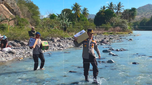 Polda NTT Lawan Arus Sungai dan Longsor Demi Bantu Warga Terdampak Gempa M 7,7
