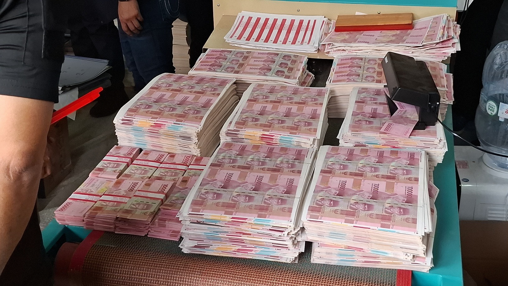 Ruko di BSD Tangsel Disulap Jadi Pabrik Pencipta Uang Palsu, Total 36 Miliar Pecahan 100 Ribu Siap Beredar