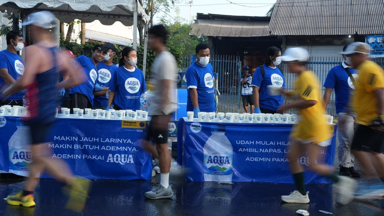 AQUA kembali dipercaya menjadi Official Hydration Partner Maybank Marathon 2026.