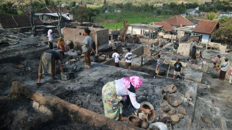 Ratusan rumah di desa adat Sade, Lombok, NTB terbakar