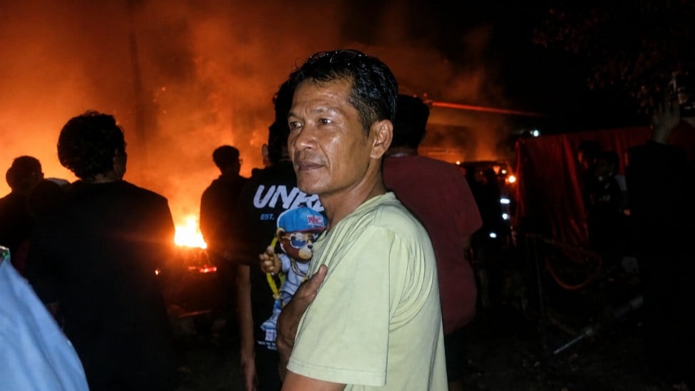 Suami pedagang di Pasar Bintara, Kota Bekasi, Mulyanto sedih lapak dan dagangan istri ludes akibat peristiwa kebakaran pada Minggu (24/8/2026)