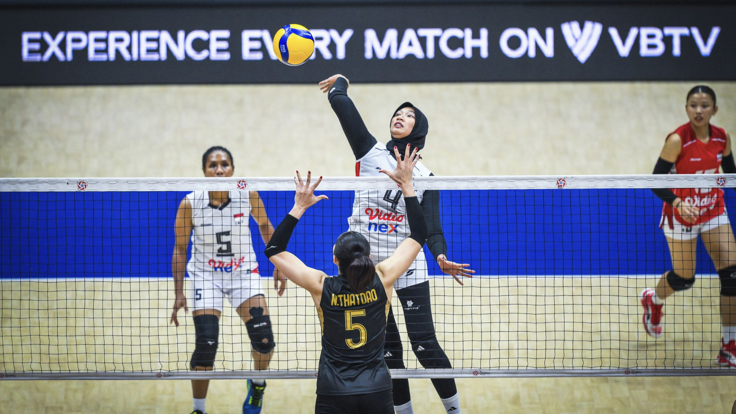 Pemain Timnas Voli Putri Indonesia, Chelsa Berliana saat berhadapan dengan Thailand di AVC Women s Continental 2026.