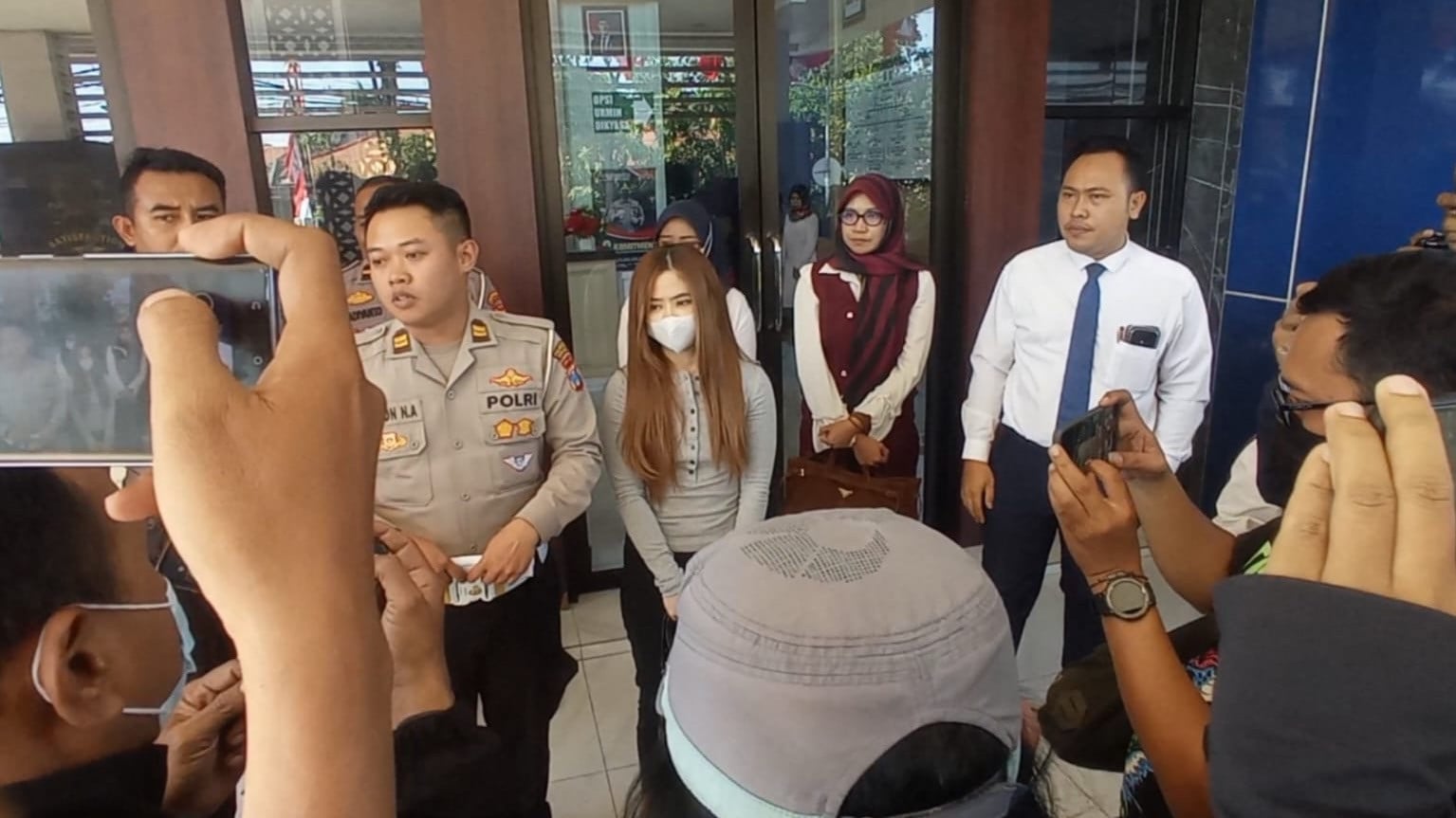 Perempuan mabuk yang tabrak lari di Surabaya jadi tersangka.